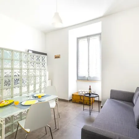 Hostly - Nicole Volturno- Full Center Apartment Rom
