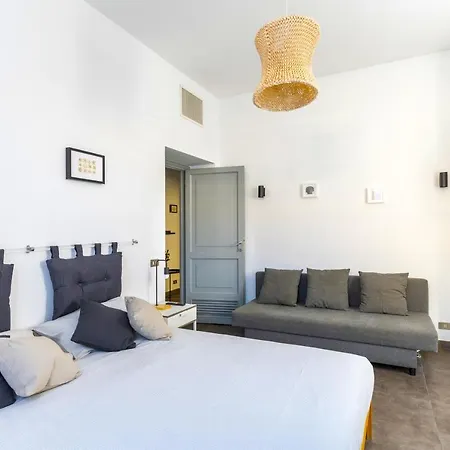 Hostly - Nicole Volturno- Full Center Apartment